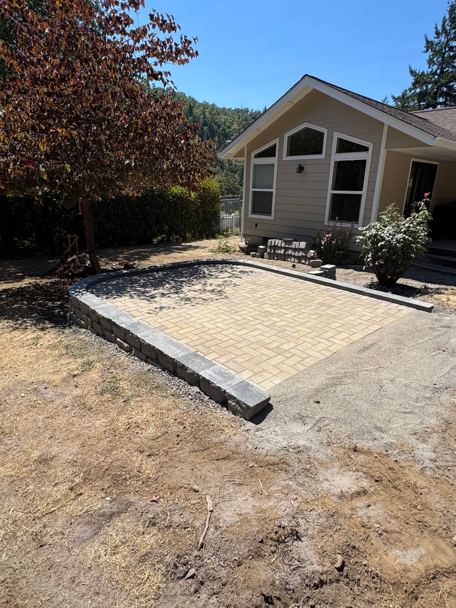 Herringbone paver patio with retaining wall, Roseburg OR